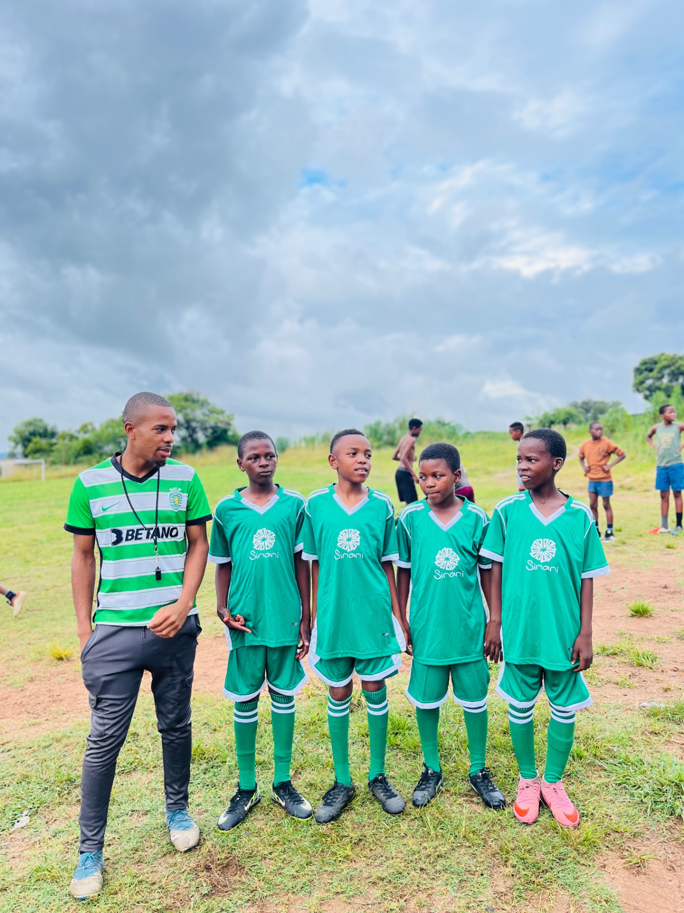 Coach with U13 players before kick-off